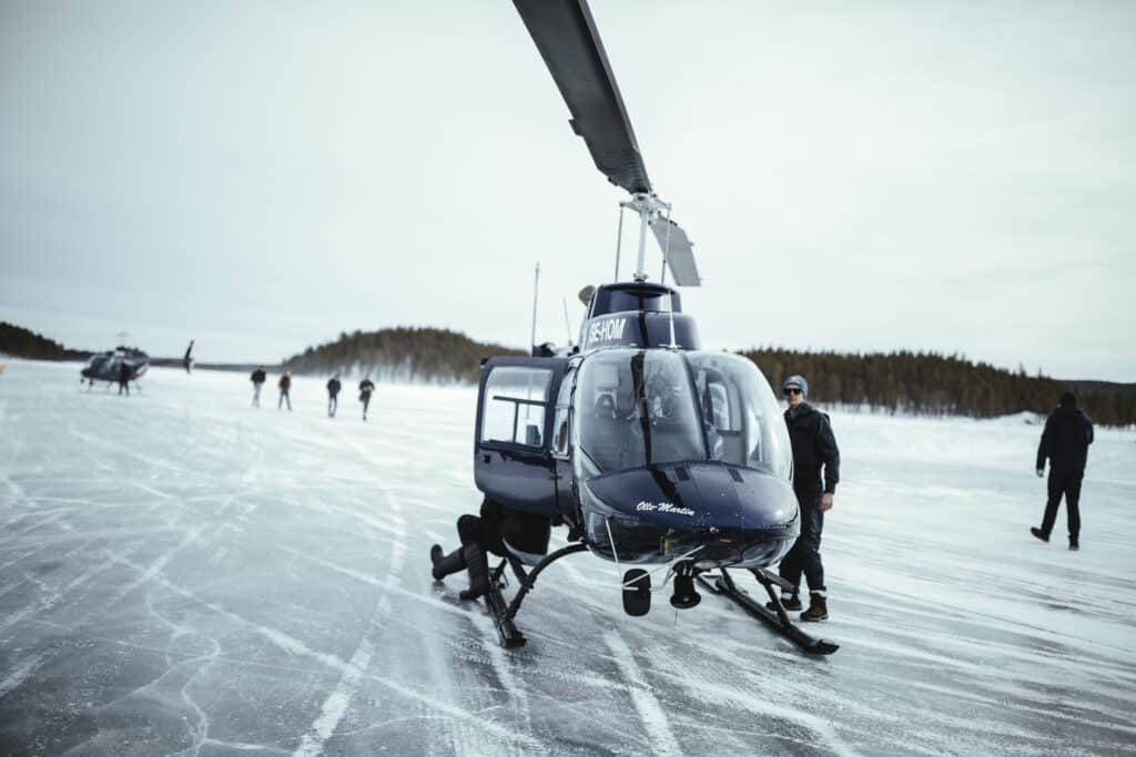 Boka isracing i Jokkmokk transport med helikopter på is